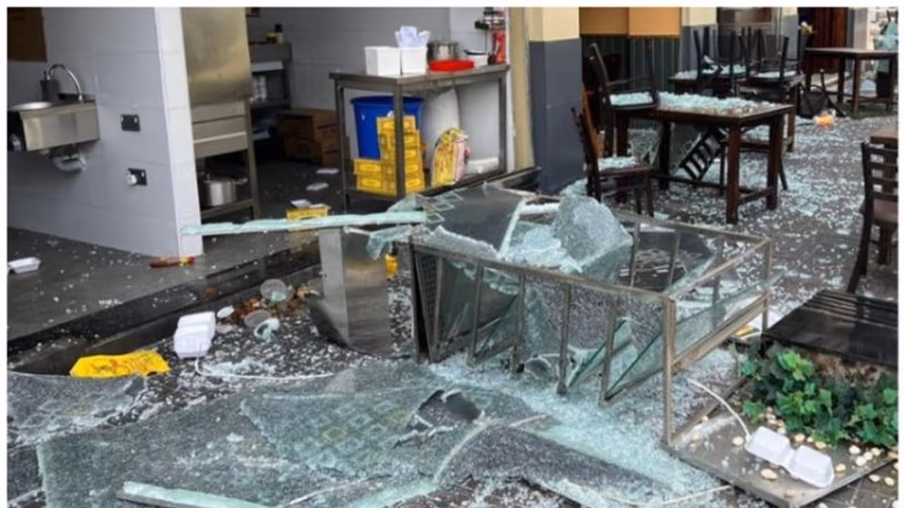 അബുദാബിയിലെ റസ്റ്റോറന്റില് ഗ്യാസ് ചോര്ന്ന് അപകടം; രണ്ട് പേര്ക്ക് പരിക്ക് അബുദാബിയിലെ റസ്റ്റോറന്റില് ഗ്യാസ് ചോര്ന്ന് അപകടം; രണ്ട് പേര്ക്ക് പരിക്ക്