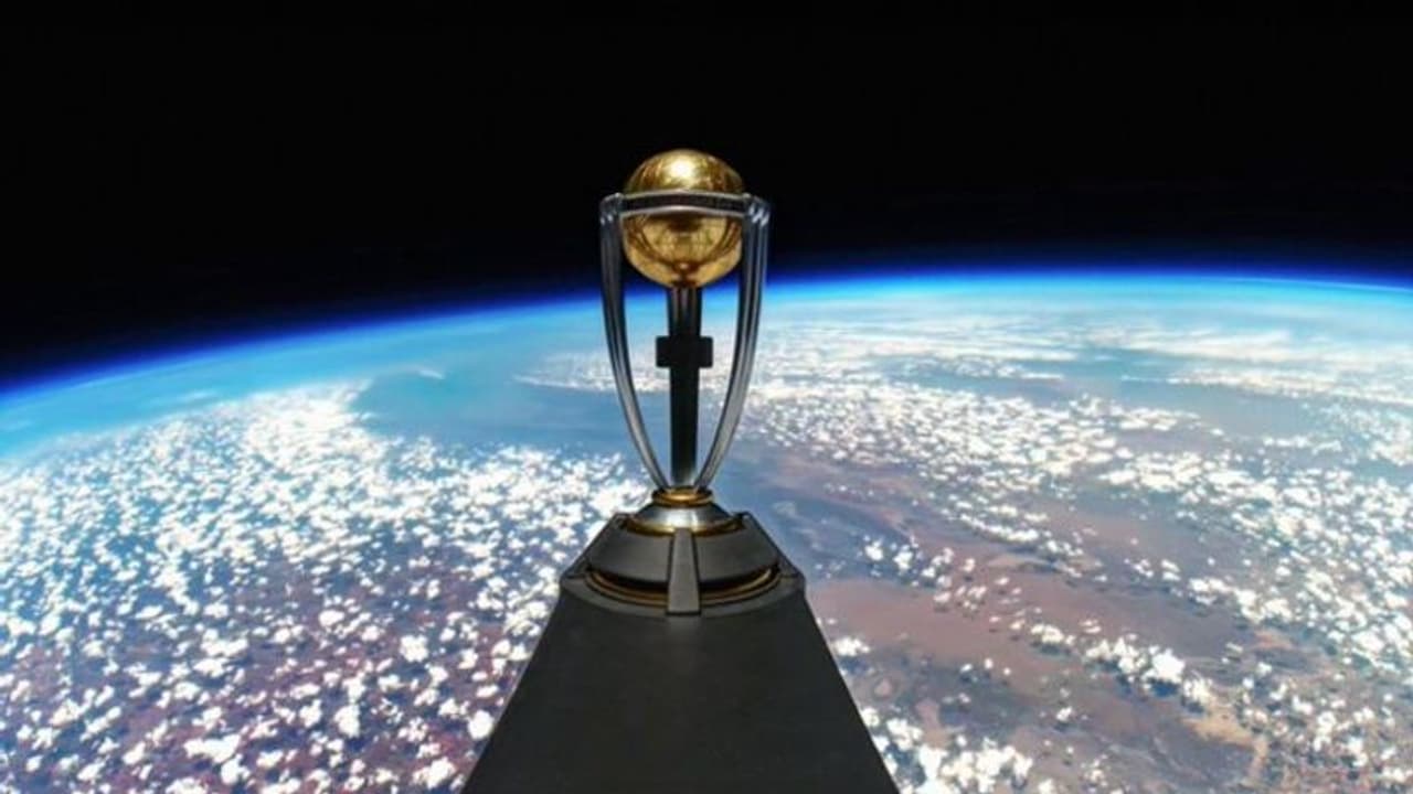అంతరిక్షంలో వన్డే ప్రపంచకప్ ట్రోఫీ ఆవిష్కరణ .. భూమికి లక్షా 20 వేల అడుగుల ఎత్తులో చక్కర్లు, వీడియో చూశారా