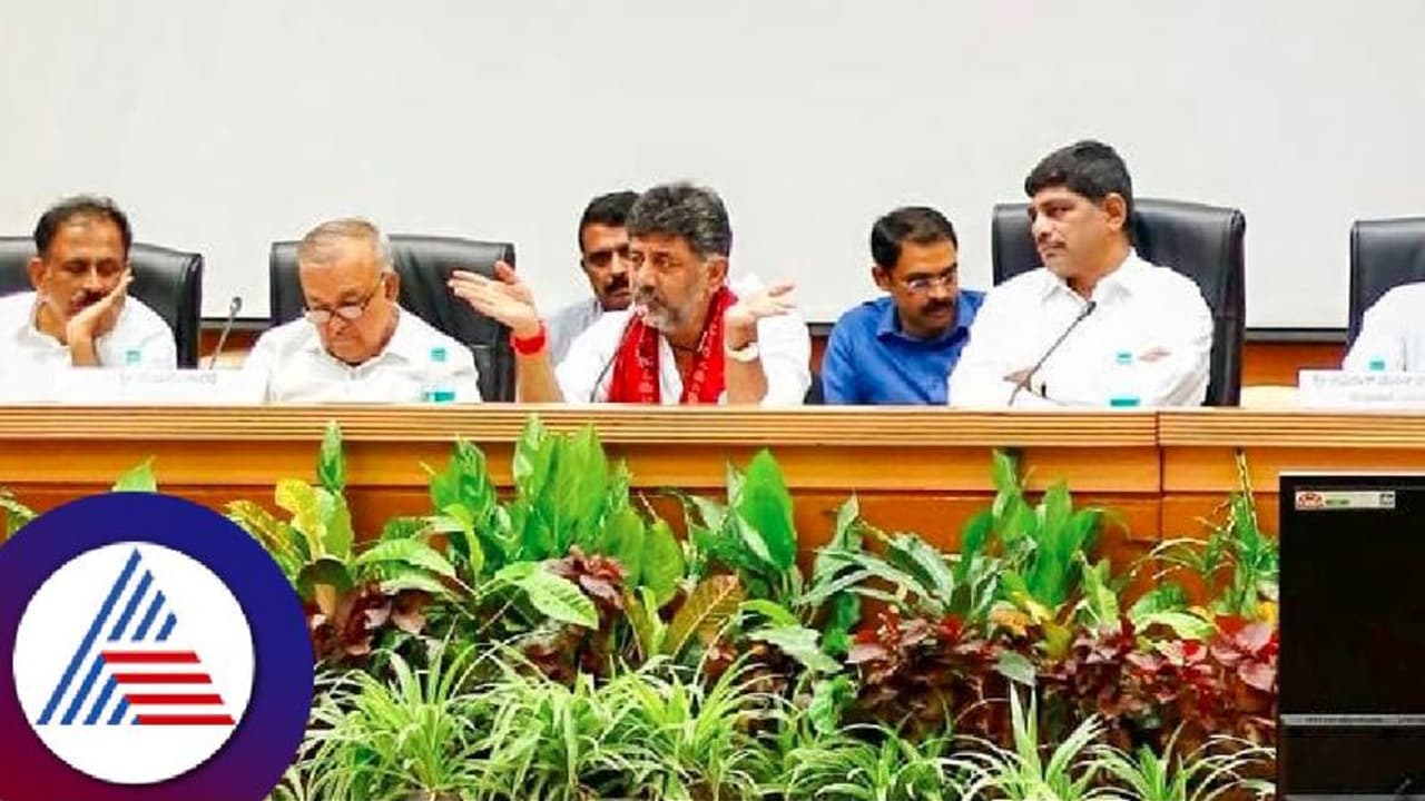 ಅಧಿಕಾರಿಗಳು ಕೇಂದ್ರ ಸ್ಥಾನದಲ್ಲೇ ವಾಸ್ತವ್ಯವಿರಿ: ಡಿಸಿಎಂ ಡಿಕೆ ಶಿವಕುಮಾರ ಸೂಚನೆ ಅಧಿಕಾರಿಗಳು ಕೇಂದ್ರ ಸ್ಥಾನದಲ್ಲೇ ವಾಸ್ತವ್ಯವಿರಿ: ಡಿಸಿಎಂ ಡಿಕೆ ಶಿವಕುಮಾರ ಸೂಚನೆ