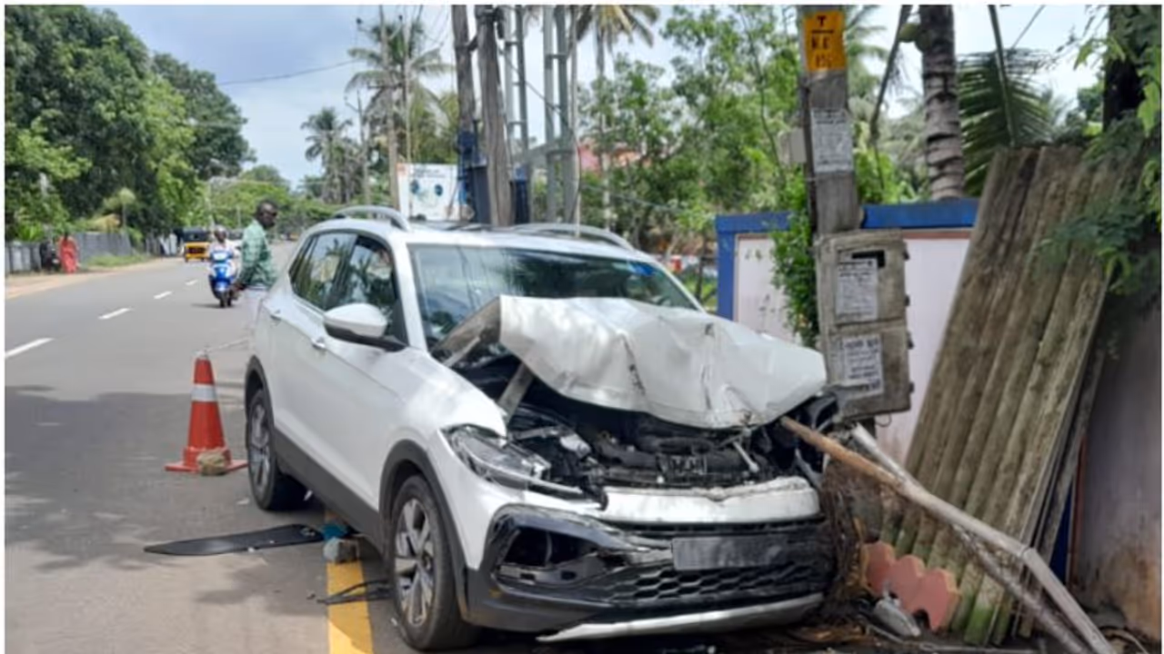 ട്രാൻസ്ഫോർമറിലെ അറ്റകുറ്റപ്പണിക്കിടെ അപ്രതീക്ഷിത അപകടം, കാറിടിച്ച് 3 കെഎസ്ഇബി ജീവനക്കാർക്ക് പരിക്ക് ട്രാൻസ്ഫോർമറിലെ അറ്റകുറ്റപ്പണിക്കിടെ അപ്രതീക്ഷിത അപകടം, കാറിടിച്ച് 3 കെഎസ്ഇബി ജീവനക്കാർക്ക് പരിക്ക്