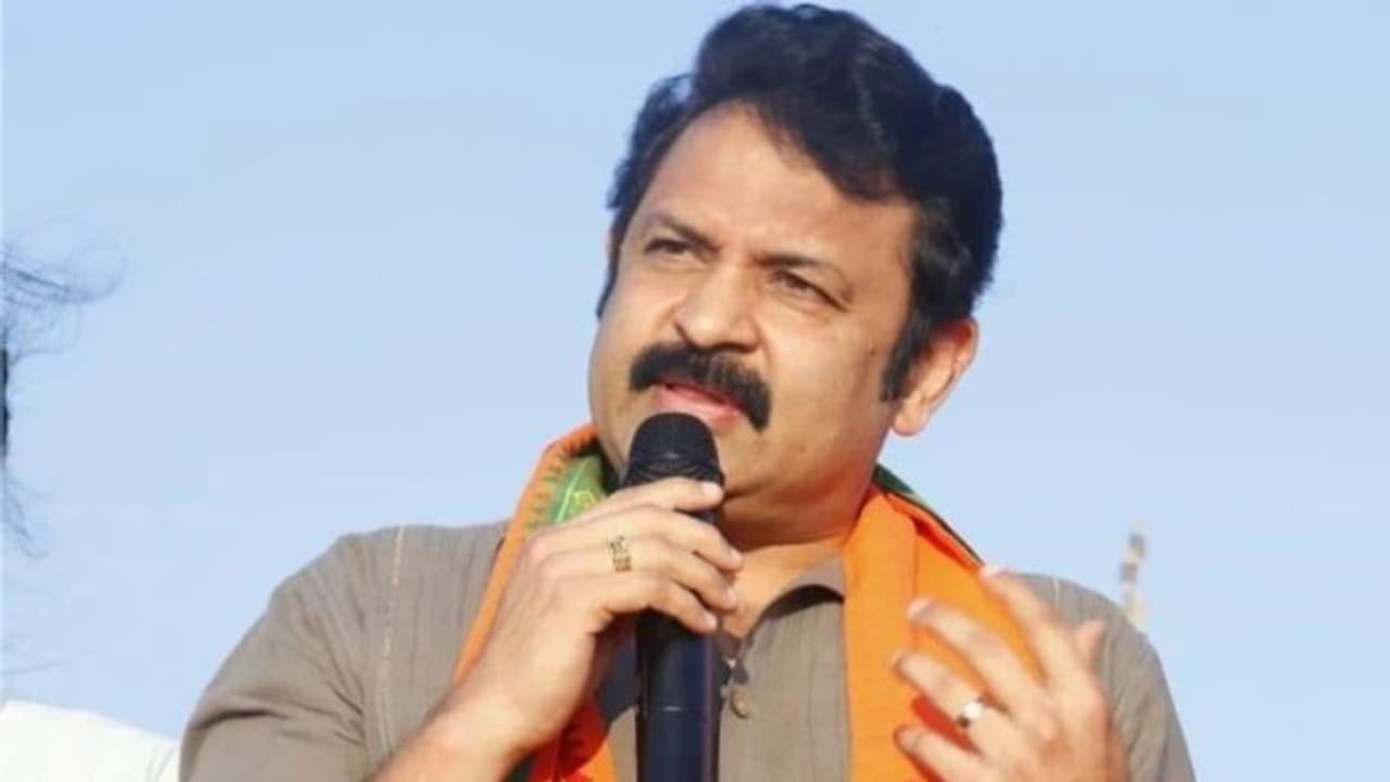 'പണിക്കാർക്ക് നിലത്ത് കുഴികുത്തി പഴങ്കഞ്ഞി നല്കി, കഴിക്കുന്നത് കൊതിയോടെ നോക്കി നിന്നു'; കൃഷ്ണകുമാറിന് വിമർശനം 'പണിക്കാർക്ക് നിലത്ത് കുഴികുത്തി പഴങ്കഞ്ഞി നല്കി, കഴിക്കുന്നത് കൊതിയോടെ നോക്കി നിന്നു'; കൃഷ്ണകുമാറിന് വിമർശനം