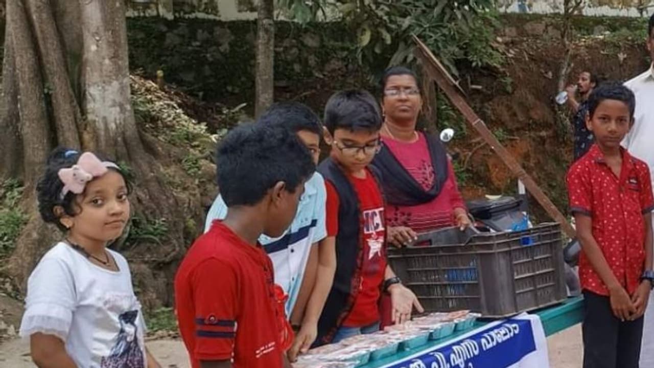 ഈ കുരുന്നുകൾ വിൽക്കുന്ന ബിരിയാണിക്ക് 'നല്ലപാഠ'ത്തിന്റെ ഒരു കഥ പറയാനുണ്ട്! ഈ കുരുന്നുകൾ വിൽക്കുന്ന ബിരിയാണിക്ക് 'നല്ലപാഠ'ത്തിന്റെ ഒരു കഥ പറയാനുണ്ട്!
