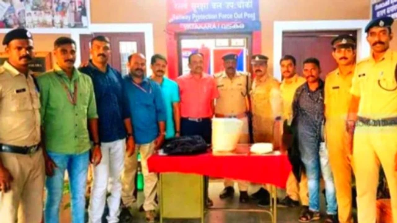 വടകര റെയിൽവേ സ്റ്റേഷൻ പ്ലാറ്റ്ഫോമിൽ ഉപേക്ഷിക്കപ്പെട്ട നിലയിൽ ബാഗ്; പരിശോധനയിൽ കണ്ടെത്തിയത് ലക്ഷങ്ങളുടെ മൊതല്! വടകര റെയിൽവേ സ്റ്റേഷൻ പ്ലാറ്റ്ഫോമിൽ ഉപേക്ഷിക്കപ്പെട്ട നിലയിൽ ബാഗ്; പരിശോധനയിൽ കണ്ടെത്തിയത് ലക്ഷങ്ങളുടെ മൊതല്!