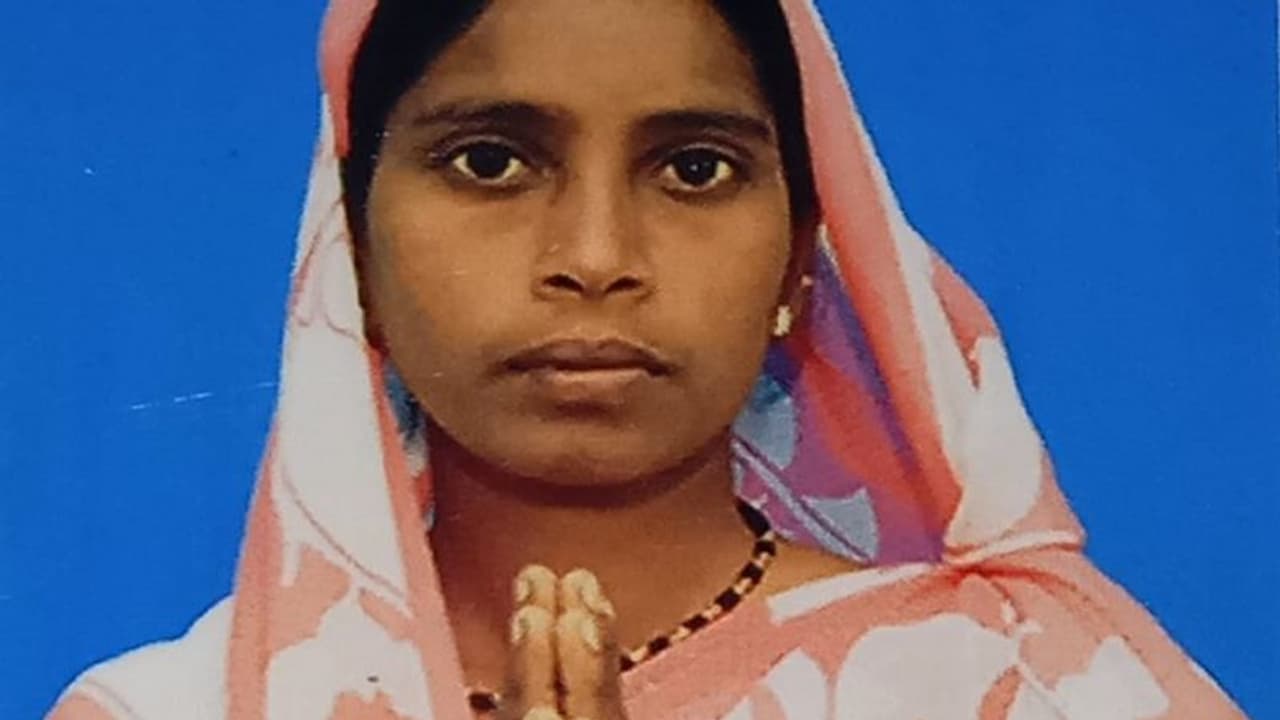 ಹಾವೇರಿ: ಕರಡಿಯೊಂದಿಗೆ ಸೆಣಸಾಡಿ ಗಂಡ, ಸಹೋದರನ ಪ್ರಾಣ ರಕ್ಷಿಸಿ ವೀರವನಿತೆಯಾದ ಸಬೀನಾ..! ಹಾವೇರಿ: ಕರಡಿಯೊಂದಿಗೆ ಸೆಣಸಾಡಿ ಗಂಡ, ಸಹೋದರನ ಪ್ರಾಣ ರಕ್ಷಿಸಿ ವೀರವನಿತೆಯಾದ ಸಬೀನಾ..!