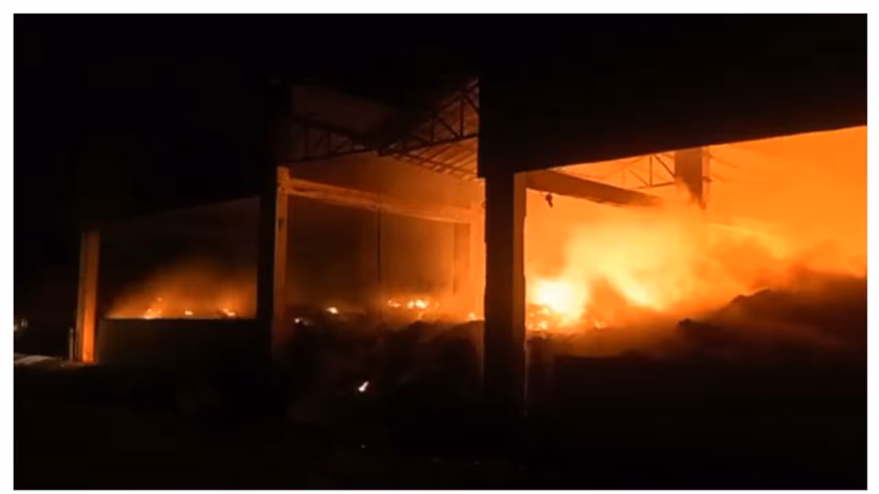 മാലിന്യ സംസ്കരണ പ്ലാൻ്റിൽ തീപിടുത്തം; അട്ടിമറി സംശയിക്കുന്നതായി പാലക്കാട് നഗരസഭ മാലിന്യ സംസ്കരണ പ്ലാൻ്റിൽ തീപിടുത്തം; അട്ടിമറി സംശയിക്കുന്നതായി പാലക്കാട് നഗരസഭ