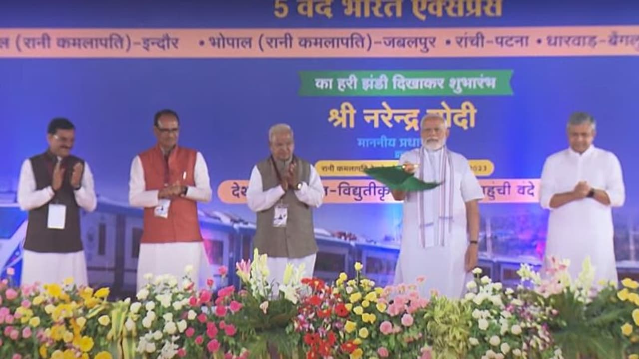 ಬೆಂಗಳೂರು ಧಾರವಾಡ ವಂದೇ ಭಾರತ್ ರೈಲಿಗೆ ಪ್ರಧಾನಿ ಮೋದಿ ಚಾಲನೆ, ಕರ್ನಾಟಕದ 2ನೇ ಎಕ್ಸ್ಪ್ರೆಸ್ ರೈಲು ಹೆಗ್ಗಳಿಕೆ! ಬೆಂಗಳೂರು ಧಾರವಾಡ ವಂದೇ ಭಾರತ್ ರೈಲಿಗೆ ಪ್ರಧಾನಿ ಮೋದಿ ಚಾಲನೆ, ಕರ್ನಾಟಕದ 2ನೇ ಎಕ್ಸ್ಪ್ರೆಸ್ ರೈಲು ಹೆಗ್ಗಳಿಕೆ!