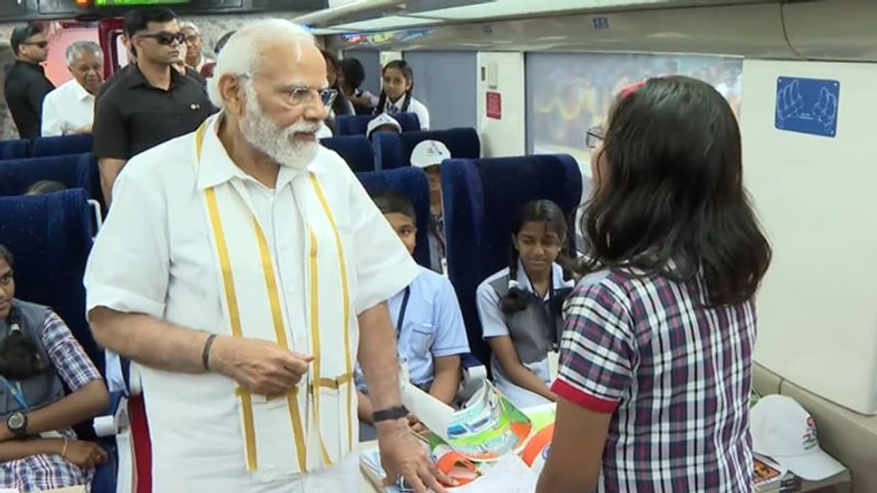 வந்தே பாரத் ரயிலில் கேரள மாணவியின் மலையாள பாட்டை ரசித்த பிரதமர் மோடி! வந்தே பாரத் ரயிலில் கேரள மாணவியின் மலையாள பாட்டை ரசித்த பிரதமர் மோடி!
