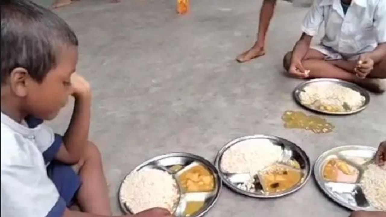 ಶಾಲೆಯ ಬಿಸಿಯೂಟದಲ್ಲಿ ಅನ್ನದ ಬದಲು ಮಂಡಕ್ಕಿ, ಹಸಿವಿನಿಂದ ಮಕ್ಕಳು ಒದ್ದಾಡಿದ್ರೂ ಕೇಳೋರೆ ಇಲ್ಲ! ಶಾಲೆಯ ಬಿಸಿಯೂಟದಲ್ಲಿ ಅನ್ನದ ಬದಲು ಮಂಡಕ್ಕಿ, ಹಸಿವಿನಿಂದ ಮಕ್ಕಳು ಒದ್ದಾಡಿದ್ರೂ ಕೇಳೋರೆ ಇಲ್ಲ!