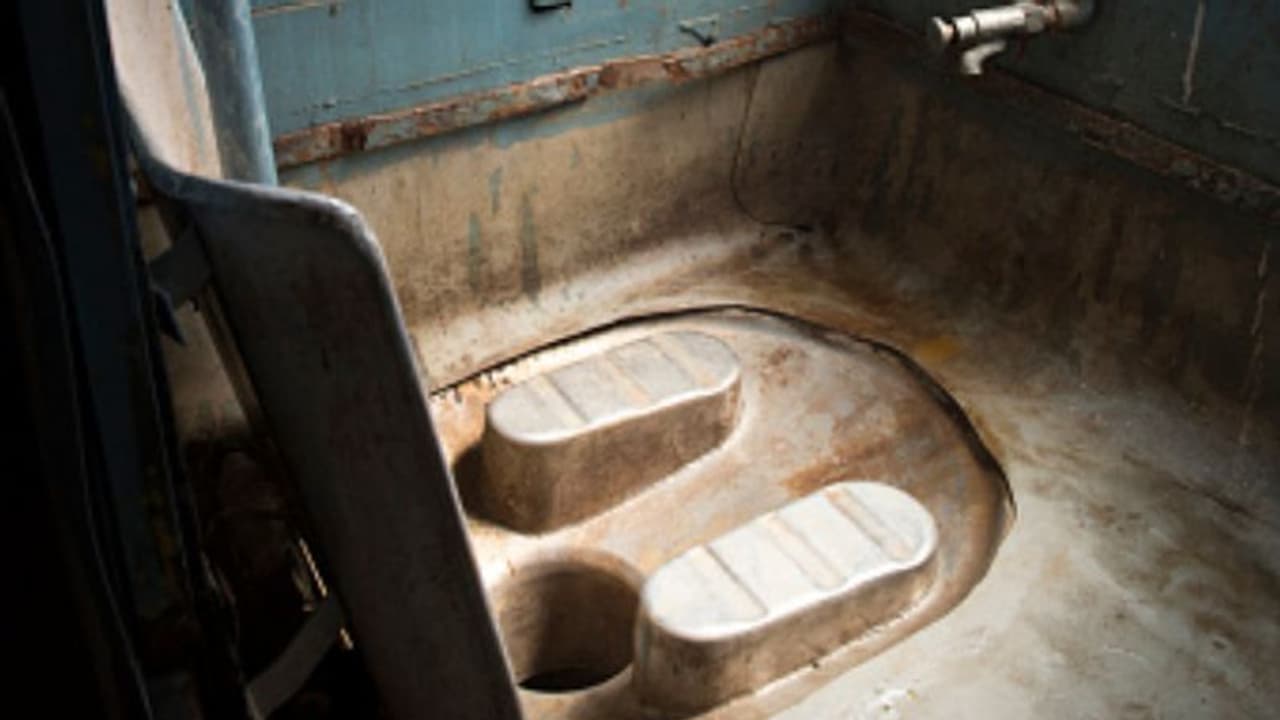 കയ്യുപയോഗിച്ച് ട്രെയിനിലെ ശുചിമുറി വൃത്തിയാക്കേണ്ട ഗതികേടില് കരാര് തൊഴിലാളികള് കയ്യുപയോഗിച്ച് ട്രെയിനിലെ ശുചിമുറി വൃത്തിയാക്കേണ്ട ഗതികേടില് കരാര് തൊഴിലാളികള്