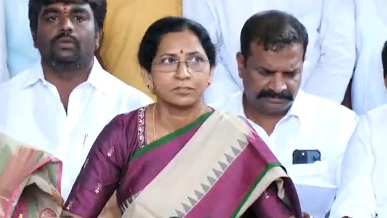 ఈటల రాజేందర్ను హత్య చేసేందుకు కుట్ర.. : జమున సంచలన ఆరోపణ ఈటల రాజేందర్ను హత్య చేసేందుకు కుట్ర.. : జమున సంచలన ఆరోపణ