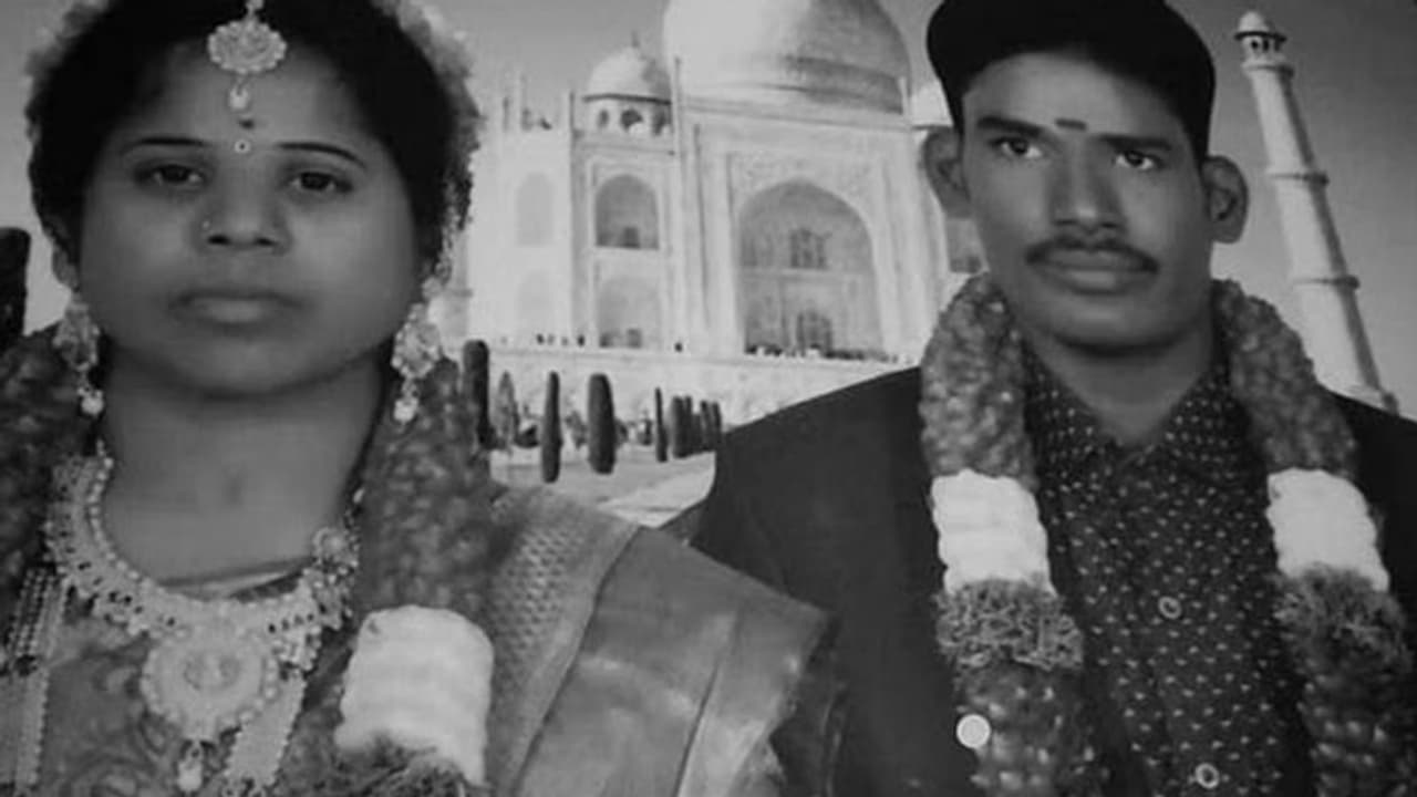 திருமண நாள் இறந்த நாளான சோகம்! கோவிலுக்கு சென்ற போது பேருந்து மோதியதில் தம்பதி பலி.. உயிர் தப்பிய குழந்தை.! திருமண நாள் இறந்த நாளான சோகம்! கோவிலுக்கு சென்ற போது பேருந்து மோதியதில் தம்பதி பலி.. உயிர் தப்பிய குழந்தை.!