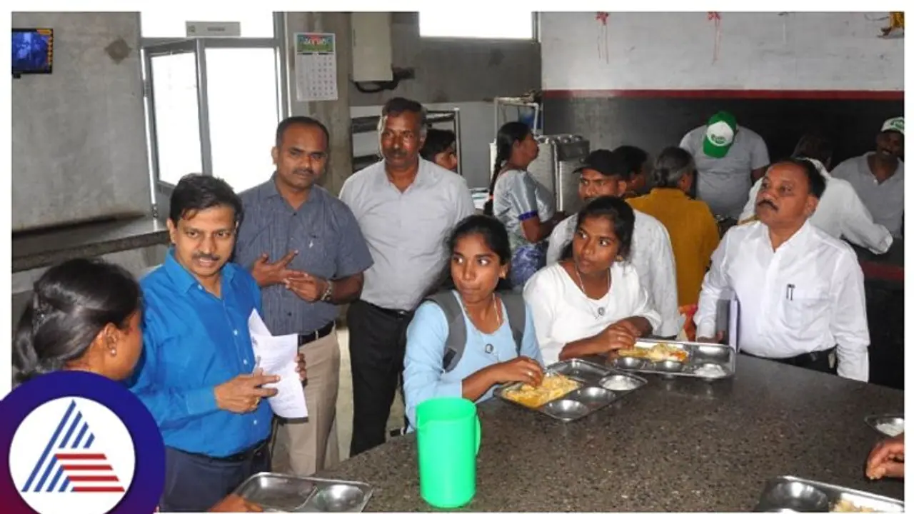 ಇಂದಿರಾ ಕ್ಯಾಂಟಿನ್ ಗೆ ದಿಢೀರ್ ಭೇಟಿ ನೀಡಿದ ಚಿಕ್ಕಮಗಳೂರು ಜಿಲ್ಲಾಧಿಕಾರಿ, ಸ್ವಚ್ಚತೆ ಕಾಪಾಡಲು ಸೂಚನೆ ಇಂದಿರಾ ಕ್ಯಾಂಟಿನ್ ಗೆ ದಿಢೀರ್ ಭೇಟಿ ನೀಡಿದ ಚಿಕ್ಕಮಗಳೂರು ಜಿಲ್ಲಾಧಿಕಾರಿ, ಸ್ವಚ್ಚತೆ ಕಾಪಾಡಲು ಸೂಚನೆ