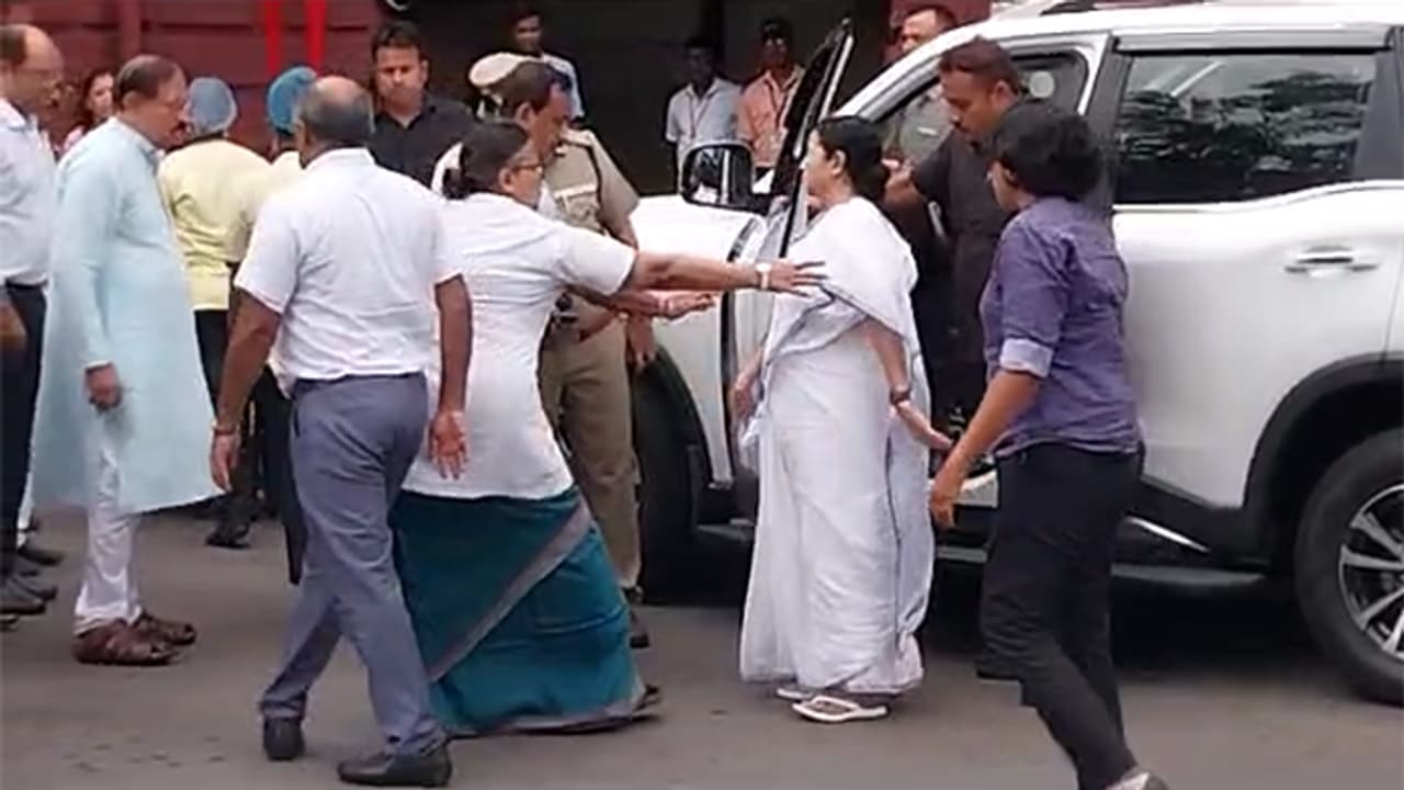 ಹೆಲಿಕಾಪ್ಟರ್ ತುರ್ತು ಲ್ಯಾಂಡಿಂಗ್, ಮಮತಾ ಬ್ಯಾನರ್ಜಿ ಬೆನ್ನು ಕಾಲಿಗೆ ಗಾಯ ಆಸ್ಪತ್ರೆಗೆ ದಾಖಲು! ಹೆಲಿಕಾಪ್ಟರ್ ತುರ್ತು ಲ್ಯಾಂಡಿಂಗ್, ಮಮತಾ ಬ್ಯಾನರ್ಜಿ ಬೆನ್ನು ಕಾಲಿಗೆ ಗಾಯ ಆಸ್ಪತ್ರೆಗೆ ದಾಖಲು!