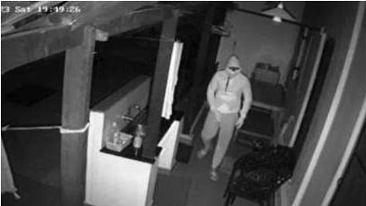 'മുഖംമൂടി, മാസ്ക്, തൊപ്പി'; വീട് കുത്തിത്തുറന്ന് സ്വർണ്ണവും വജ്ര ആഭരണങ്ങളും കവർന്നു, പ്രതിയുടെ ദൃശ്യം പുറത്ത്