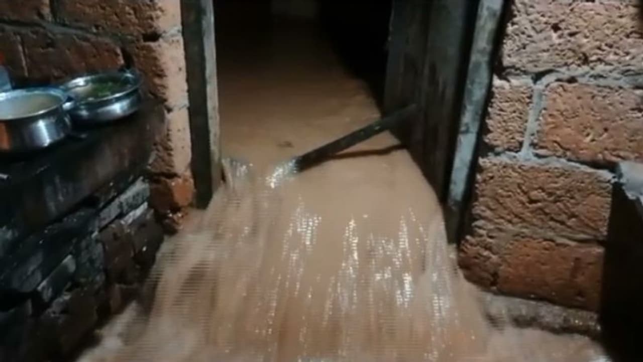 നാശം വിതച്ച് കാലവർഷം: കണ്ണൂരിൽ കനത്ത മഴയിൽ മതിലിടിഞ്ഞ് വീണ് വീട് തകർന്നു