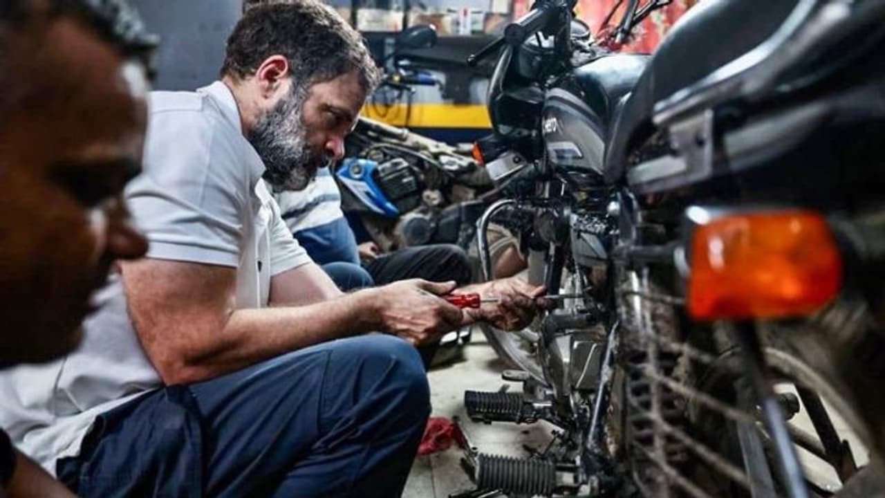 'మెకానిక్ రాహుల్'.. బైక్ రిపేర్ చేసిన కాంగ్రెస్ మాజీ చీఫ్ 'మెకానిక్ రాహుల్'.. బైక్ రిపేర్ చేసిన కాంగ్రెస్ మాజీ చీఫ్