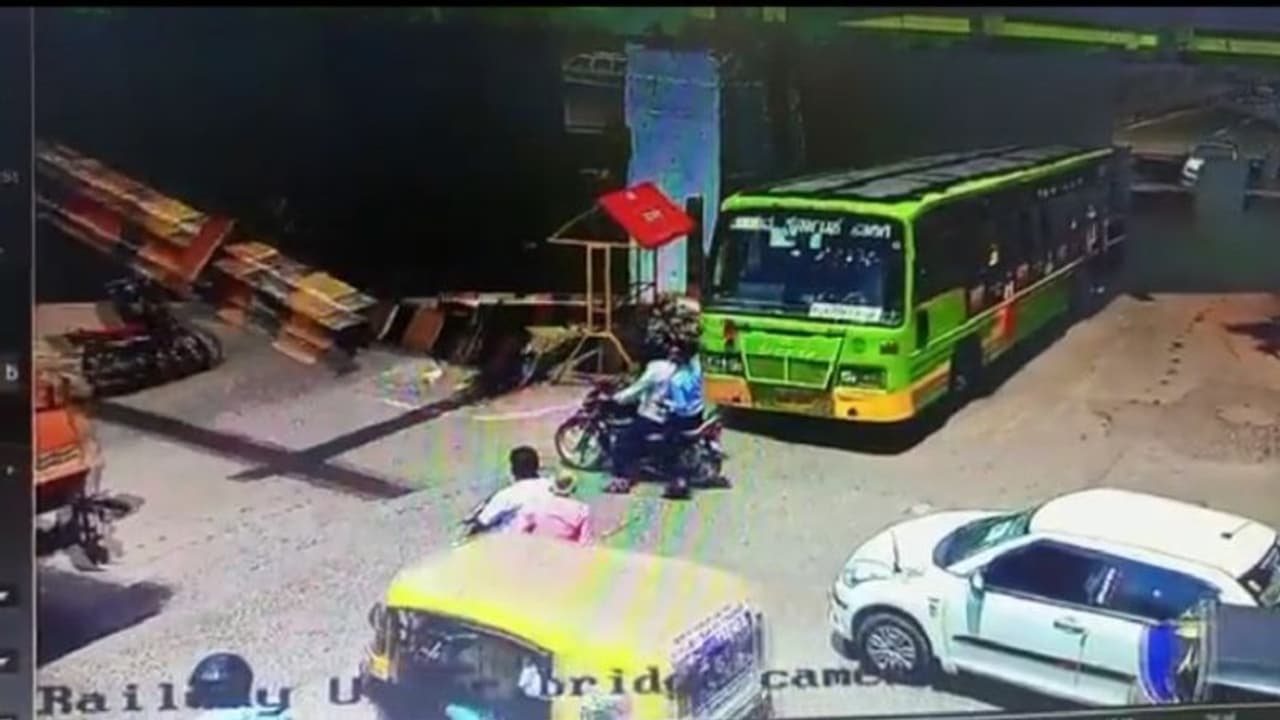 WATCH: Iron pillar grid in Karnataka's Hubballi collapses in middle of busy road WATCH: Iron pillar grid in Karnataka's Hubballi collapses in middle of busy road