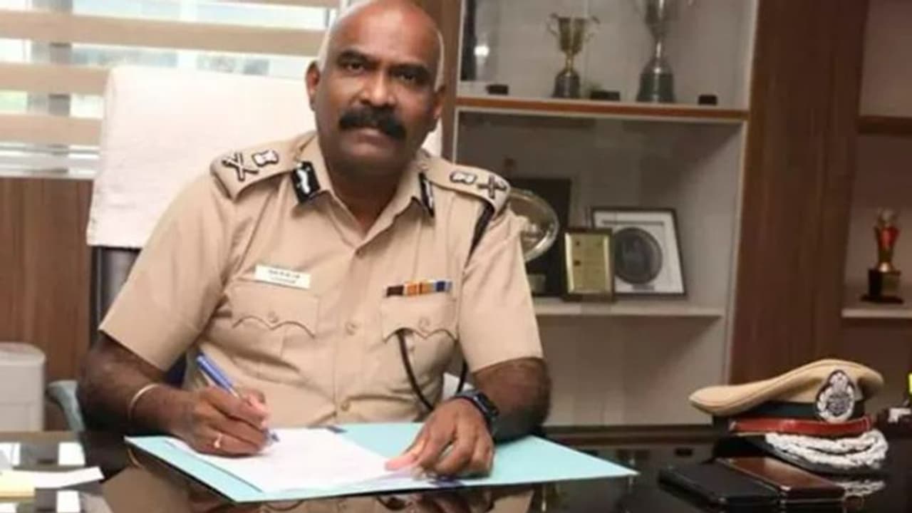 கைத்துப்பாக்கி கட்டாயம்.. சட்டம் ஒழுங்கு கூடுதல் டிஜிபி டேவிட்சன் தேவாசீர்வாதம் அதிரடி.! கைத்துப்பாக்கி கட்டாயம்.. சட்டம் ஒழுங்கு கூடுதல் டிஜிபி டேவிட்சன் தேவாசீர்வாதம் அதிரடி.!