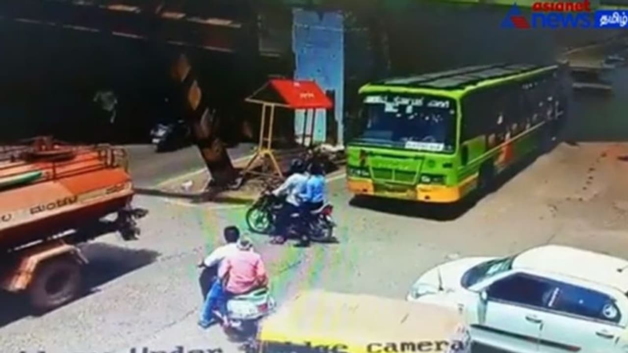 WATCH | ஹூப்ளியில் சரிந்து விழுந்த இரும்பு தூண்! அதிர்ஷ்சவசமாக உயிர் தப்பிய பயணிகள்! WATCH | ஹூப்ளியில் சரிந்து விழுந்த இரும்பு தூண்! அதிர்ஷ்சவசமாக உயிர் தப்பிய பயணிகள்!