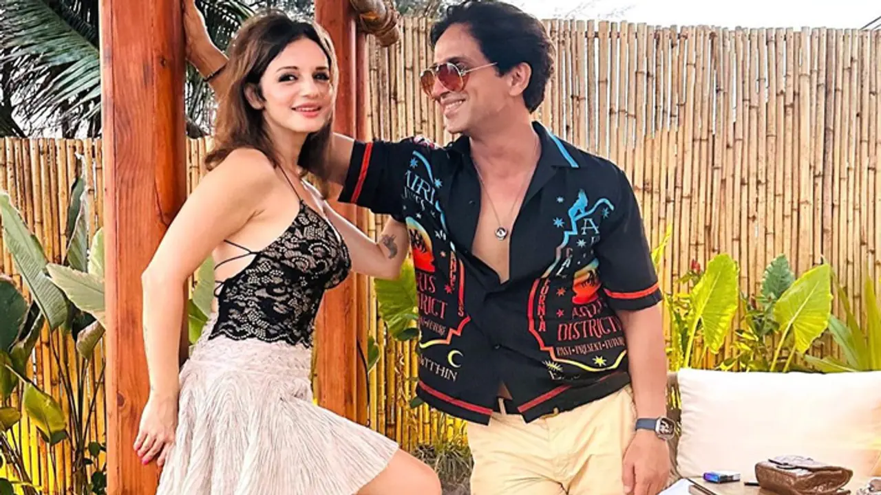 ಹೃತಿಕ್ ರೋಷನ್ಗೆ ಮಾಜಿ ಪತ್ನಿ ತಿರುಗೇಟು: ಪ್ರಿಯತಮನ ಜೊತೆಗಿನ ರೊಮ್ಯಾಂಟಿಕ್ ರೀಲ್ಸ್ ಶೇರ್! ಹೃತಿಕ್ ರೋಷನ್ಗೆ ಮಾಜಿ ಪತ್ನಿ ತಿರುಗೇಟು: ಪ್ರಿಯತಮನ ಜೊತೆಗಿನ ರೊಮ್ಯಾಂಟಿಕ್ ರೀಲ್ಸ್ ಶೇರ್!