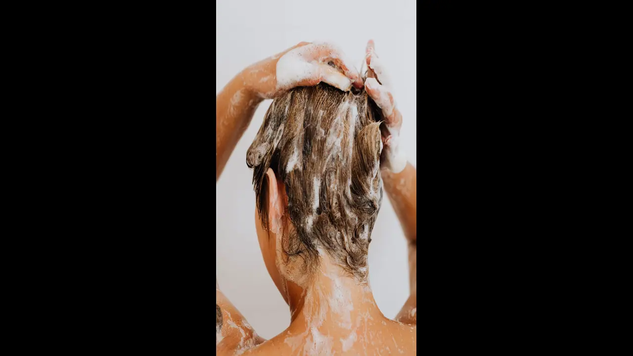 தினமும் தலைக்கு குளிச்சா முடி அதிகம் கொட்டுமா..? உண்மை என்ன..?