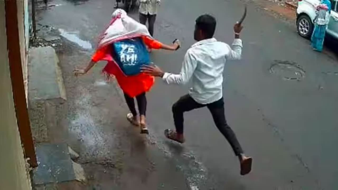  ಕಾಲೇಜು ಹುಡುಗಿಯ ಕೊಲೆಗೆ ಯತ್ನ: ಕತ್ತಿ ಹಿಡಿದು ಅಟ್ಟಾಡಿಸಿದವನ ಹಿಡಿದು ಬಡಿದ ಜನ: ವಿಡಿಯೋ