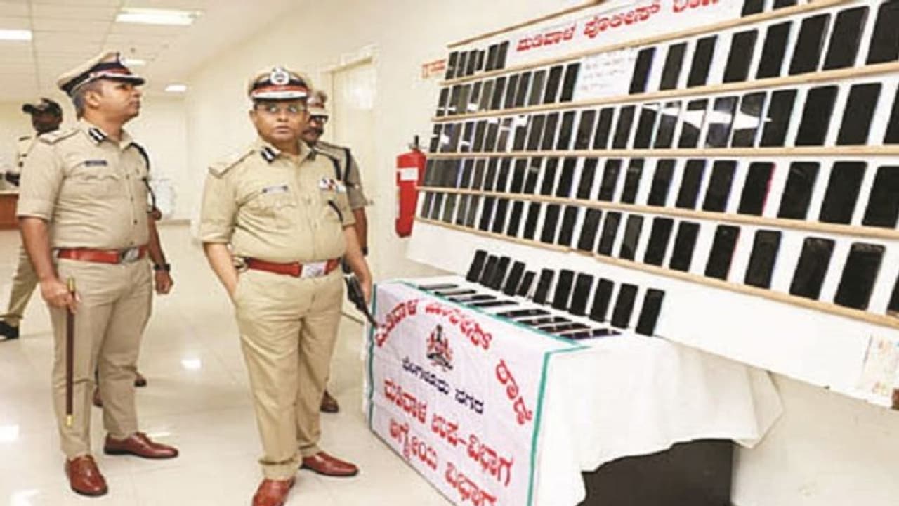 ಬೆಂಗಳೂರು: ಮೊಬೈಲ್ ಕದಿಯುತ್ತಿದ್ದ ಭದ್ರಾವತಿ ಗ್ಯಾಂಗ್ ಸೆರೆ ಬೆಂಗಳೂರು: ಮೊಬೈಲ್ ಕದಿಯುತ್ತಿದ್ದ ಭದ್ರಾವತಿ ಗ್ಯಾಂಗ್ ಸೆರೆ