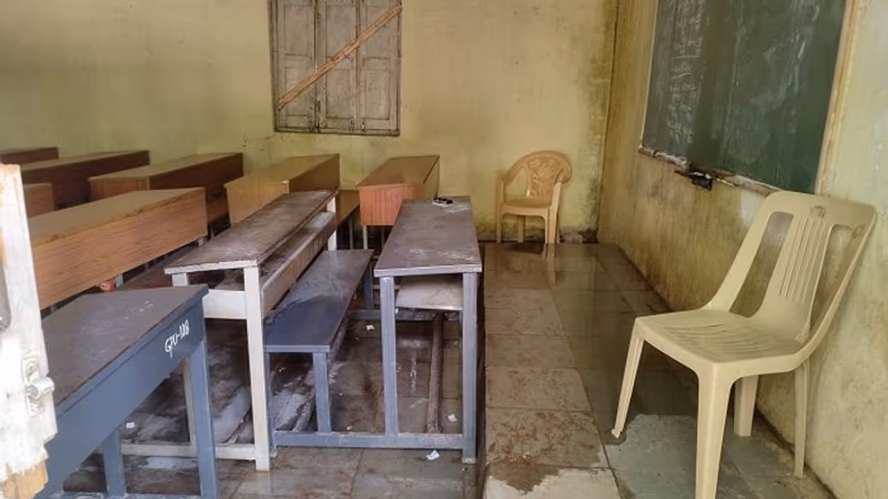 ಶಹಾಪುರ: ಸೋರುತಿಹುದು ಜ್ಞಾನ ದೇಗುಲ, ವಿದ್ಯಾರ್ಥಿನಿಯರು ವಿಲವಿಲ..! ಶಹಾಪುರ: ಸೋರುತಿಹುದು ಜ್ಞಾನ ದೇಗುಲ, ವಿದ್ಯಾರ್ಥಿನಿಯರು ವಿಲವಿಲ..!