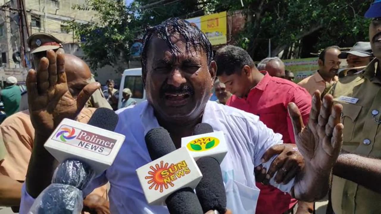 ஆளுநரை மாற்றக் கோரி போஸ்டர் ஒட்டி தீக்குளிக்க முயன்ற திமுக நிர்வாகியால் பரபரப்பு ஆளுநரை மாற்றக் கோரி போஸ்டர் ஒட்டி தீக்குளிக்க முயன்ற திமுக நிர்வாகியால் பரபரப்பு