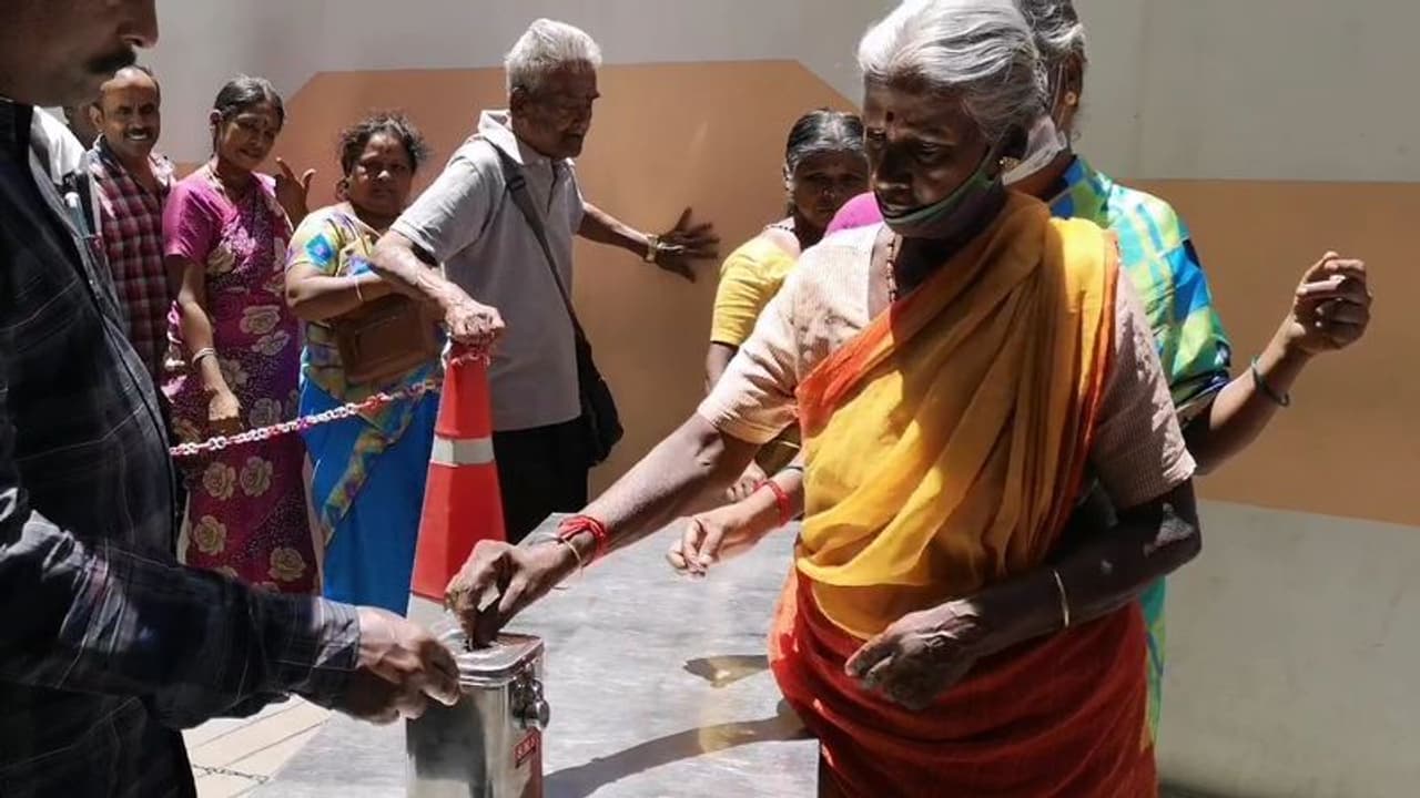 1 ரூபாய்க்கு உணவு வழங்கி ஏழைகளின் பசியாற்றும் தொண்டு நிறுவனம்