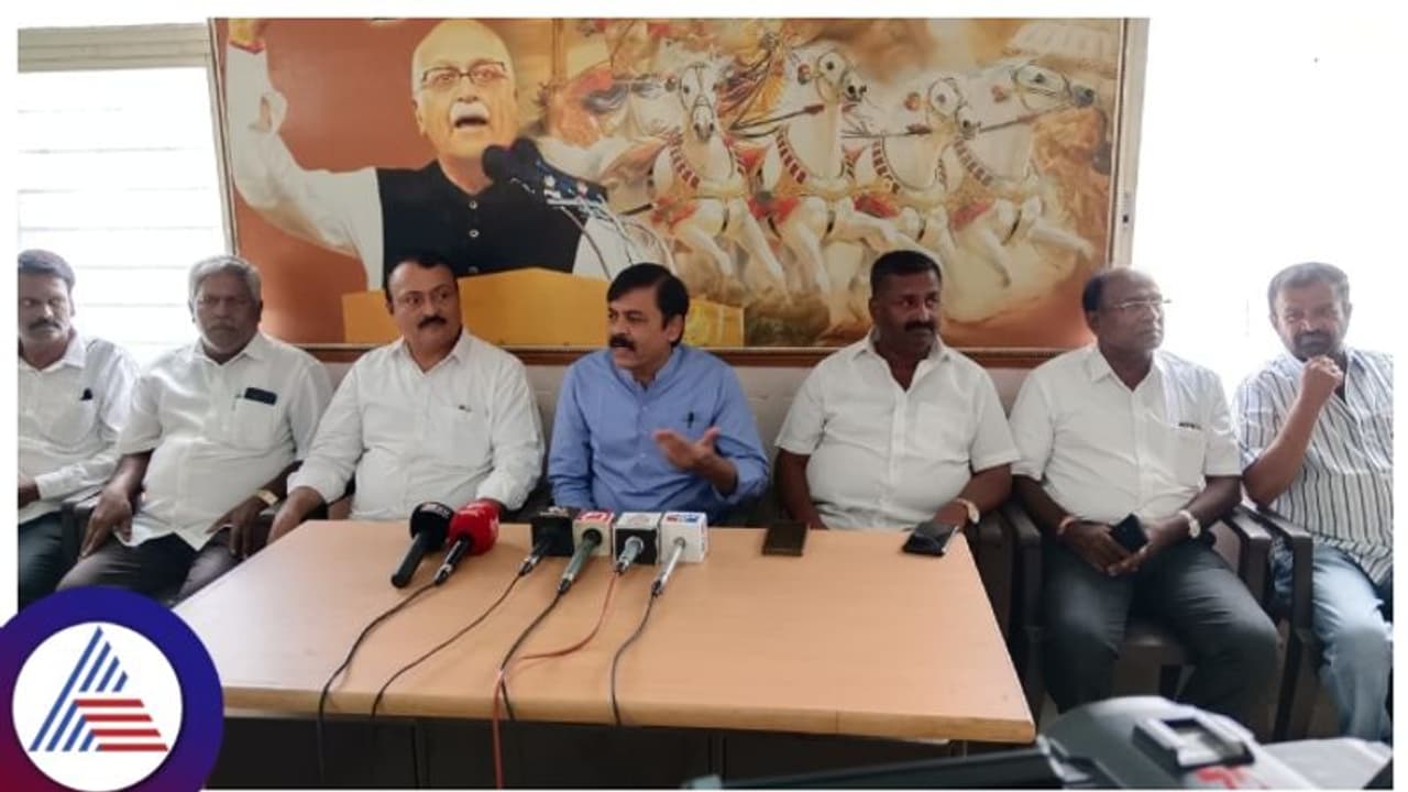 ಭಾರತದಲ್ಲೇ ಹುಟ್ಟಿ ಬೆಳೆದ ಅಲ್ಪಸಂಖ್ಯಾತರನ್ನು ಕಾಂಗ್ರೆಸ್ ಎತ್ತಿಕಟ್ಟುವ ಕೆಲಸ ಮಾಡುತ್ತಿದೆ: ರಾವ್ ಭಾರತದಲ್ಲೇ ಹುಟ್ಟಿ ಬೆಳೆದ ಅಲ್ಪಸಂಖ್ಯಾತರನ್ನು ಕಾಂಗ್ರೆಸ್ ಎತ್ತಿಕಟ್ಟುವ ಕೆಲಸ ಮಾಡುತ್ತಿದೆ: ರಾವ್