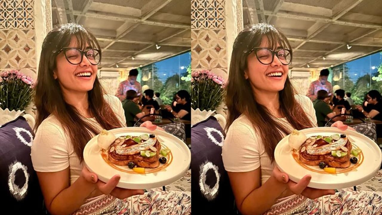 కన్నుకొడుతూ సూపర్ క్యూట్ ఫోటో షేర్ చేసిన రష్మిక మందాన... మేటర్ ఏంటంటే! కన్నుకొడుతూ సూపర్ క్యూట్ ఫోటో షేర్ చేసిన రష్మిక మందాన... మేటర్ ఏంటంటే!