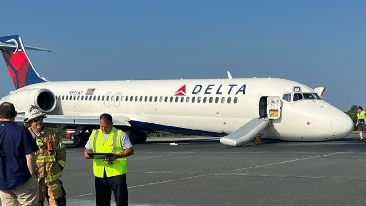 Dramatic: Delta Boeing 717 with 96 passengers aboard lands 'smoothly' on its NOSE   WATCH