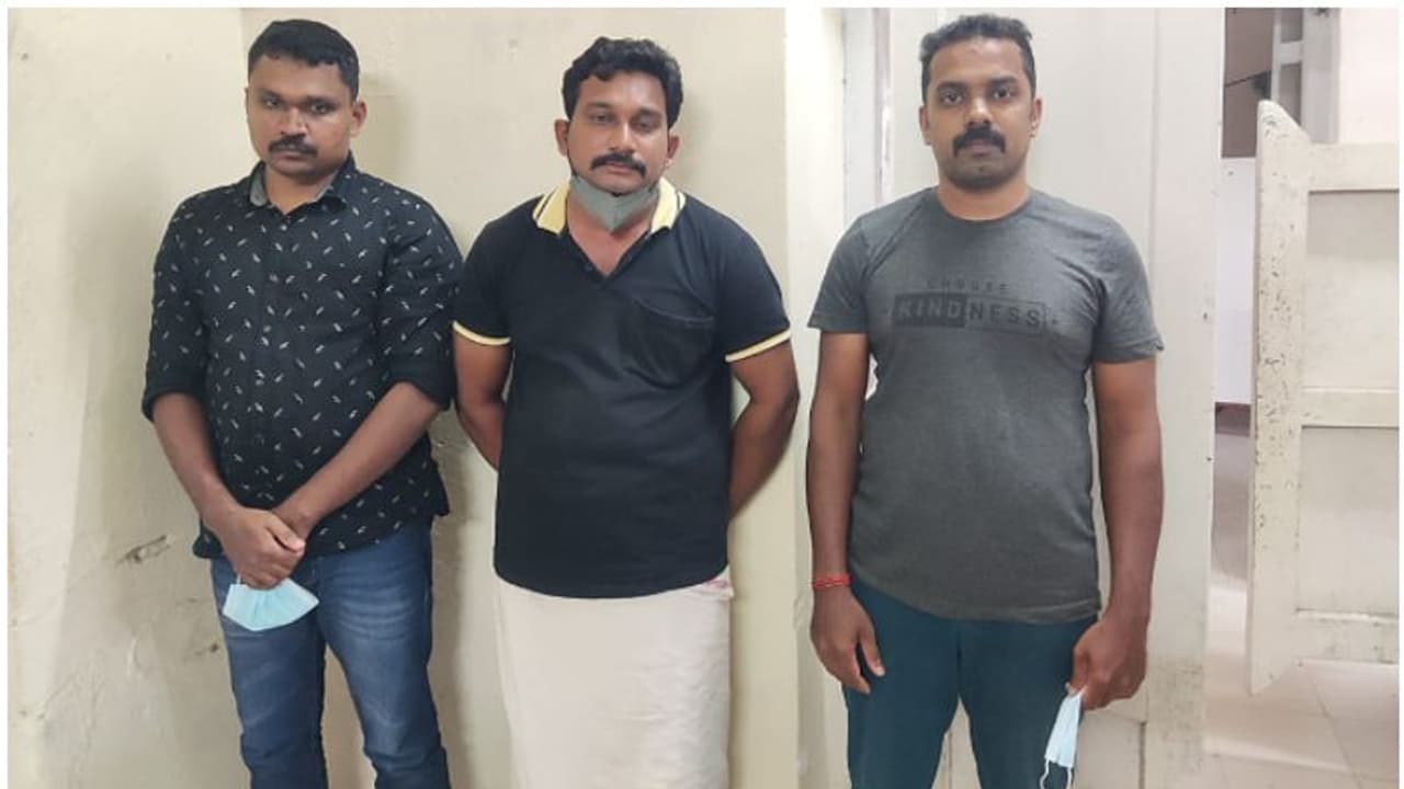 മുജീബാണോ, കാക്കിയിലെത്തിയവരുടെ ചോദ്യം; കൈ സ്റ്റിയറിംഗിൽ കൂട്ടി വിലങ്ങിട്ടു, തട്ടികൊണ്ട് പോകാൻ ശ്രമം, അറസ്റ്റ്