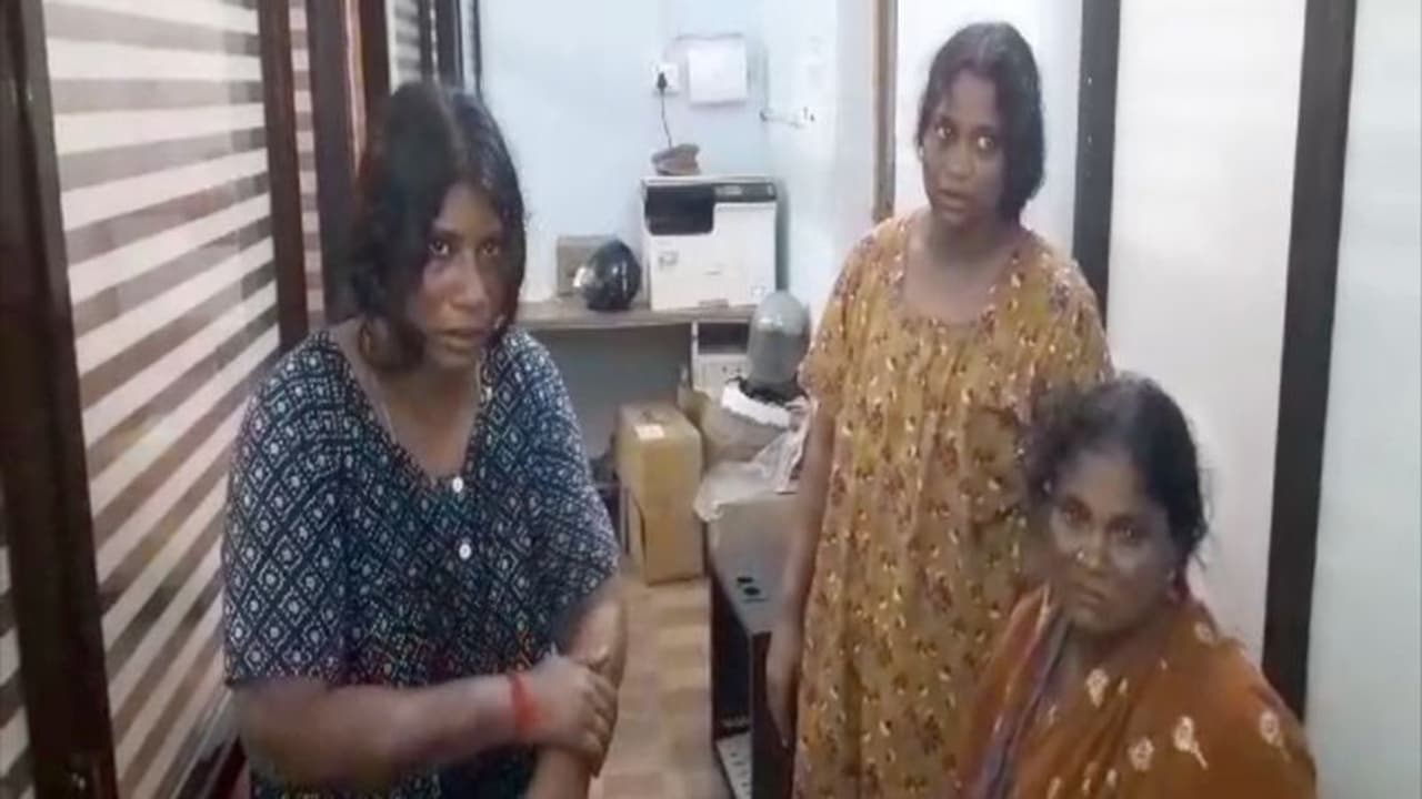 മാന്യമായ വേഷം, തിരക്കേറിയ ഇടങ്ങളിൽ 'ഓപ്പറേഷൻ' നടത്താൻ വൈദഗ്ധ്യം, ഒടുവിൽ മൂന്നംഗ മോഷണസംഘം പിടിയിലായത് ഇങ്ങനെ! മാന്യമായ വേഷം, തിരക്കേറിയ ഇടങ്ങളിൽ 'ഓപ്പറേഷൻ' നടത്താൻ വൈദഗ്ധ്യം, ഒടുവിൽ മൂന്നംഗ മോഷണസംഘം പിടിയിലായത് ഇങ്ങനെ!