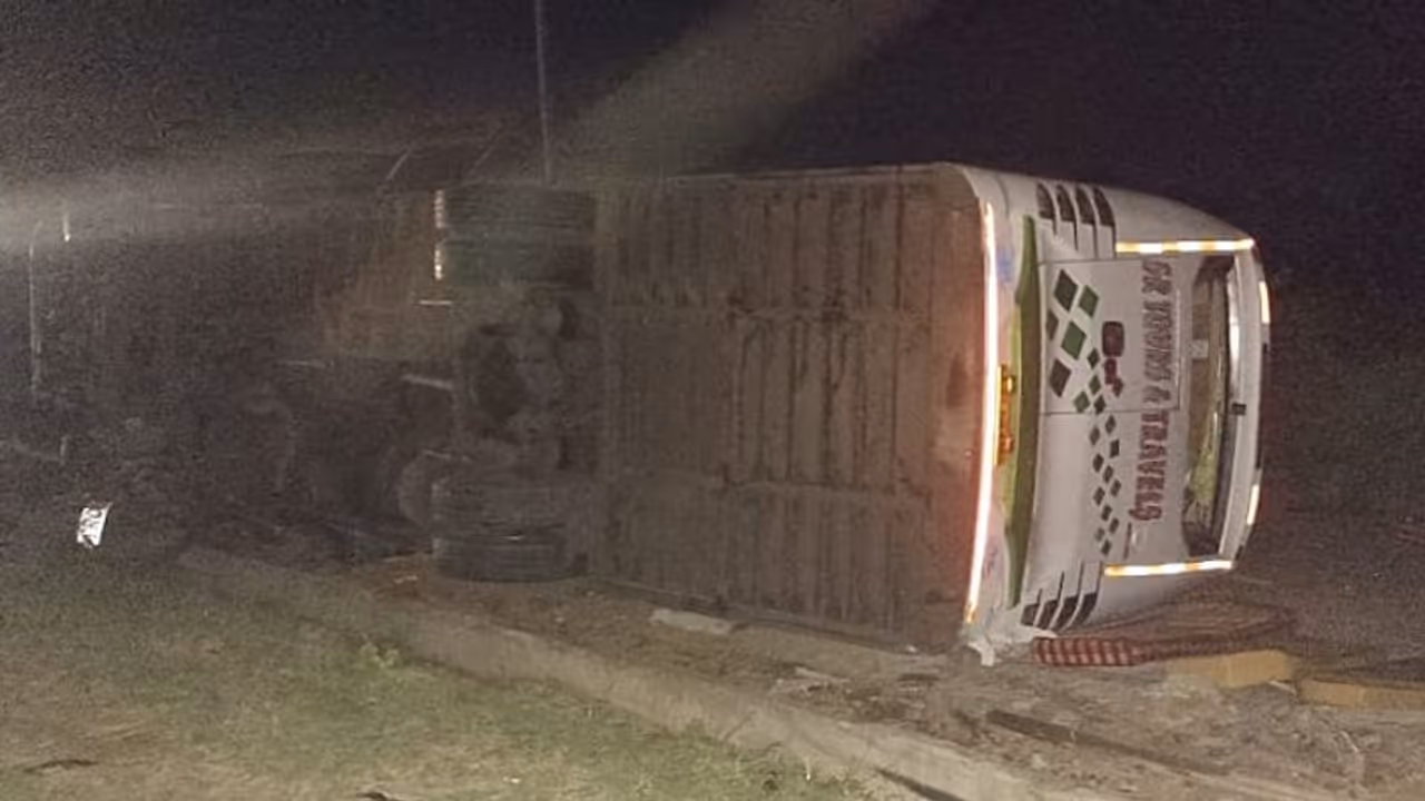 ಹಾವೇರಿ: ಬ್ಯಾಡಗಿ ಬಳಿ ಖಾಸಗಿ ಬಸ್ ಪಲ್ಟಿ, ಇಬ್ಬರು ಸಾವು ಹಾವೇರಿ: ಬ್ಯಾಡಗಿ ಬಳಿ ಖಾಸಗಿ ಬಸ್ ಪಲ್ಟಿ, ಇಬ್ಬರು ಸಾವು