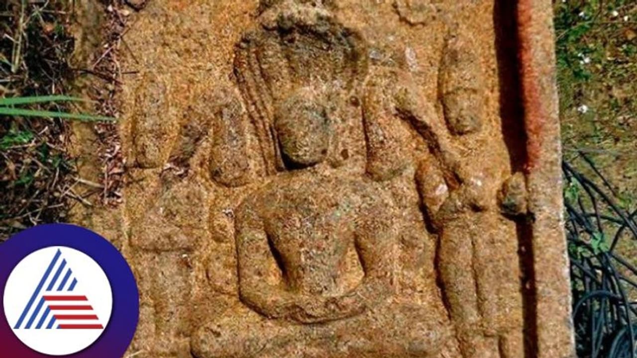 ತೆಲಂಗಾಣದಲ್ಲಿ 1000 ವರ್ಷ ಹಳೆಯ ಕನ್ನಡ ಶಿಲ್ಪ ಪತ್ತೆ: ಜೈನ ತೀರ್ಥಂಕರರ ಶಿಲ್ಪ, ಶಾಸನ ಹೊಂದಿರುವ ಕಂಬ! ತೆಲಂಗಾಣದಲ್ಲಿ 1000 ವರ್ಷ ಹಳೆಯ ಕನ್ನಡ ಶಿಲ್ಪ ಪತ್ತೆ: ಜೈನ ತೀರ್ಥಂಕರರ ಶಿಲ್ಪ, ಶಾಸನ ಹೊಂದಿರುವ ಕಂಬ!