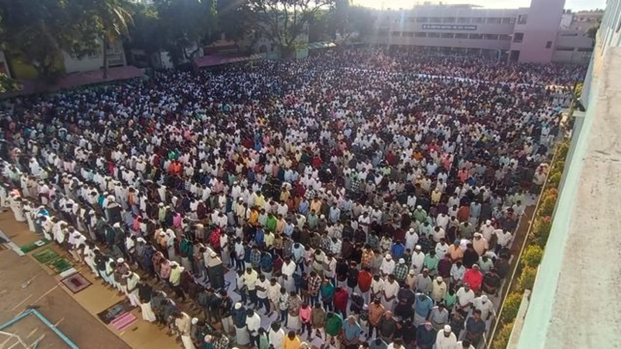 கோவையில் ஆயிரக்கணக்கான இஸ்லாமியர்கள் ஒன்று திரண்டு சிறப்பு தொழுகை கோவையில் ஆயிரக்கணக்கான இஸ்லாமியர்கள் ஒன்று திரண்டு சிறப்பு தொழுகை