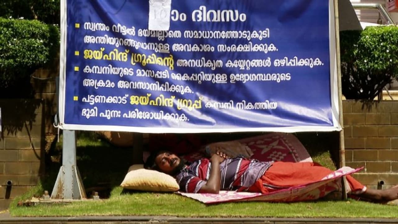 സ്വന്തം വീട്ടിൽ സമാധാനത്തോടെ ഉറങ്ങാൻ പോരാട്ടം; ജയ് ഹിന്ദ് ബിസിനസ് ഗ്രൂപ്പിനെതിരെ യുവാവിന്റെ സമരം സ്വന്തം വീട്ടിൽ സമാധാനത്തോടെ ഉറങ്ങാൻ പോരാട്ടം; ജയ് ഹിന്ദ് ബിസിനസ് ഗ്രൂപ്പിനെതിരെ യുവാവിന്റെ സമരം