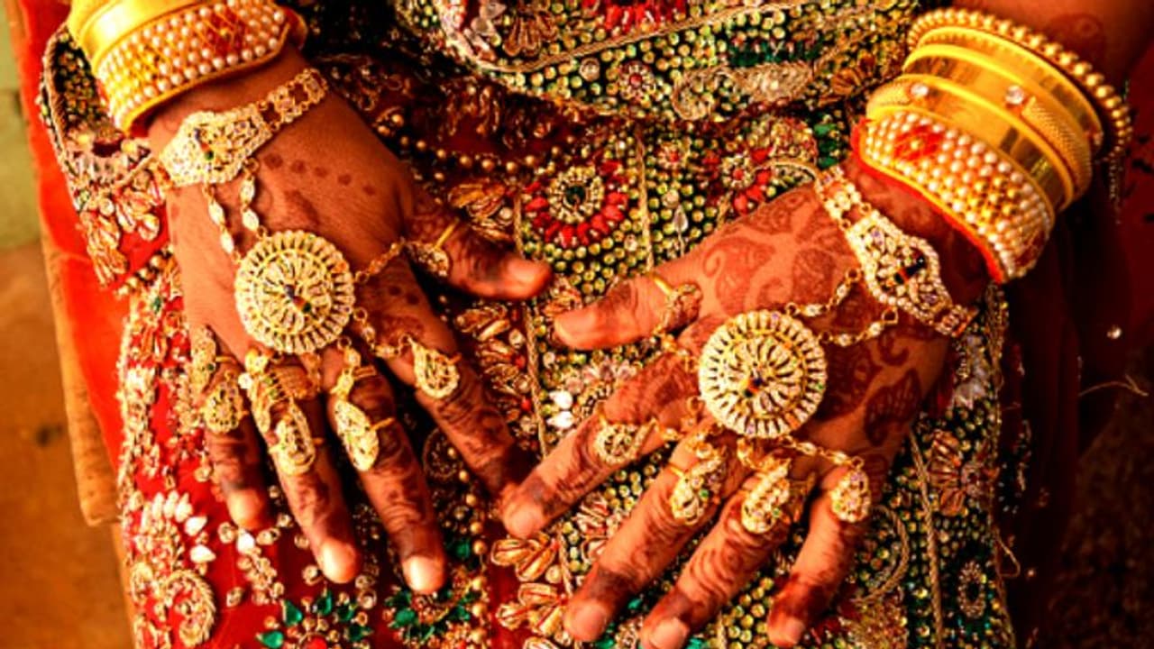 Gold Rate Today: സ്വർണവില വീണ്ടും വീണു; രണ്ടുമാസത്തെ ഏറ്റവും കുറഞ്ഞ നിരക്ക് 