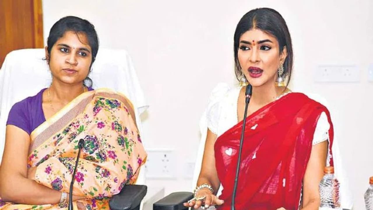 మంచు లక్ష్మీ మంచి మనసు, 30 స్కూల్స్ దత్తత తీసుకున్న నటి. మంచు లక్ష్మీ మంచి మనసు, 30 స్కూల్స్ దత్తత తీసుకున్న నటి.