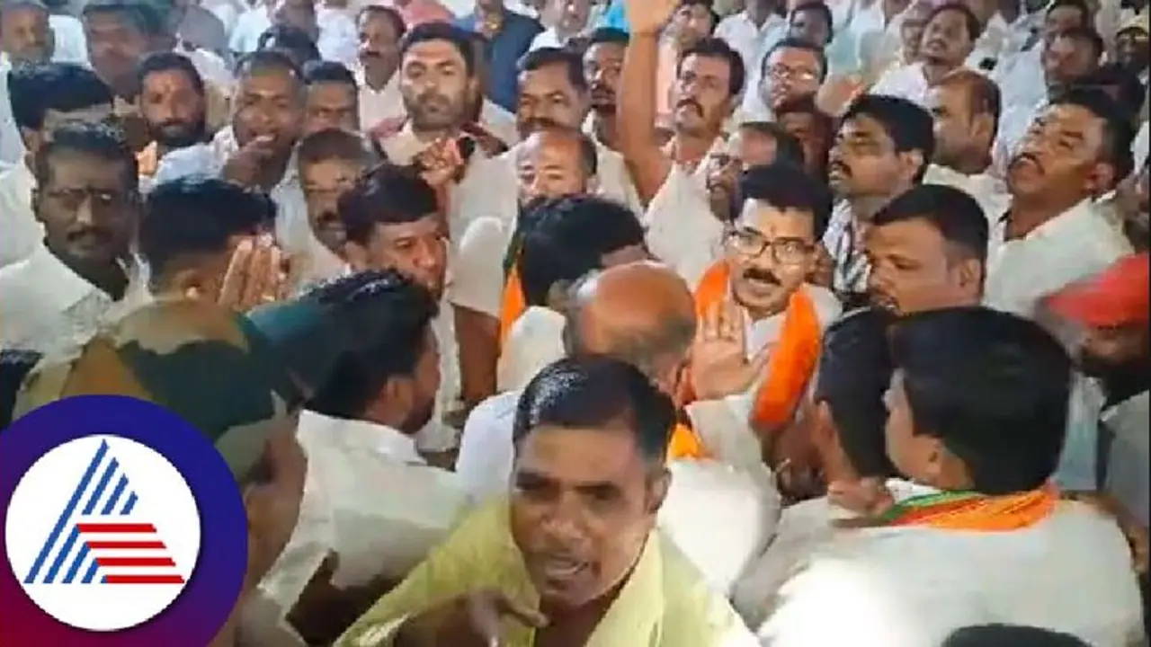 ಬಿಜೆಪಿ ಸಭೆಯಲ್ಲಿ ಗಲಾಟೆ ತಲೆ ತಗ್ಗಿಸುವ ವಿಚಾರ: ಬಿಜೆಪಿ ಮುಖಂಡ ಅಸಮಾಧಾನ ಬಿಜೆಪಿ ಸಭೆಯಲ್ಲಿ ಗಲಾಟೆ ತಲೆ ತಗ್ಗಿಸುವ ವಿಚಾರ: ಬಿಜೆಪಿ ಮುಖಂಡ ಅಸಮಾಧಾನ