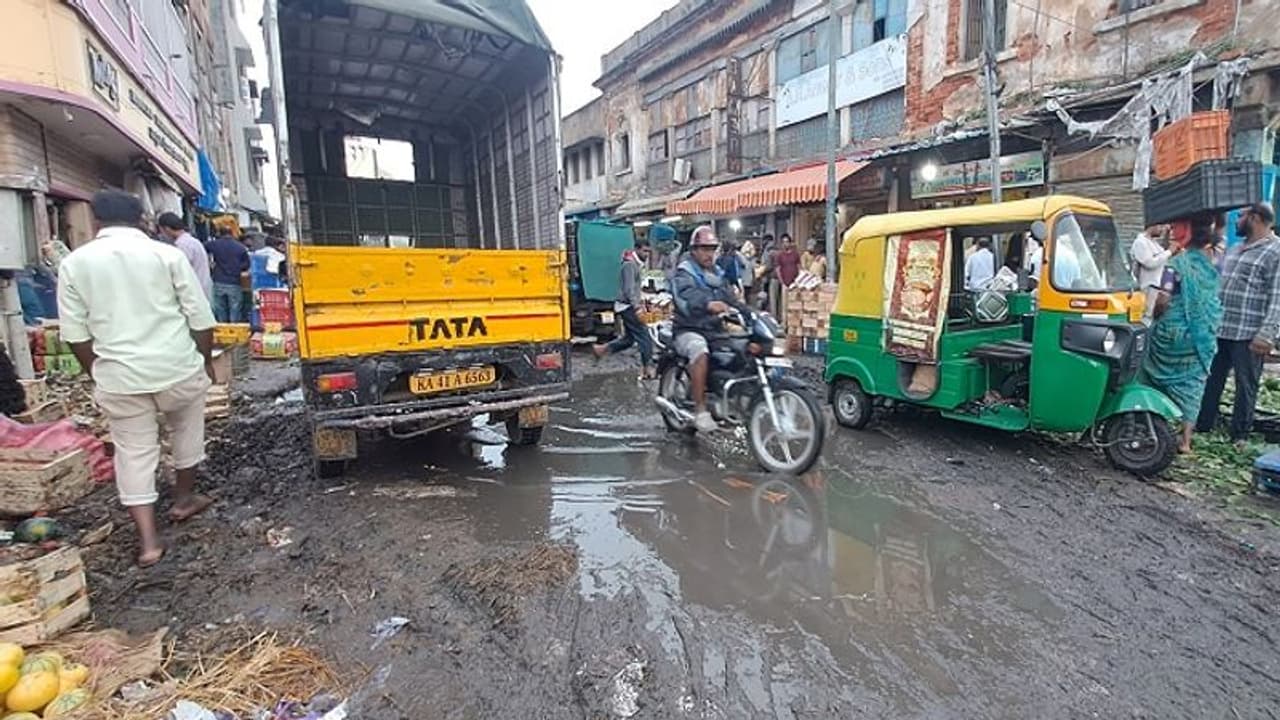 ಬೆಂಗಳೂರು: ಗಬ್ಬೆದ್ದು ನಾರುತ್ತಿರುವ ಕೆ.ಆರ್.ಮಾರ್ಕೆಟ್, ವ್ಯಾಪಾರಿಗಳು, ಗ್ರಾಹಕರ ಆಕ್ರೋಶ..! ಬೆಂಗಳೂರು: ಗಬ್ಬೆದ್ದು ನಾರುತ್ತಿರುವ ಕೆ.ಆರ್.ಮಾರ್ಕೆಟ್, ವ್ಯಾಪಾರಿಗಳು, ಗ್ರಾಹಕರ ಆಕ್ರೋಶ..!