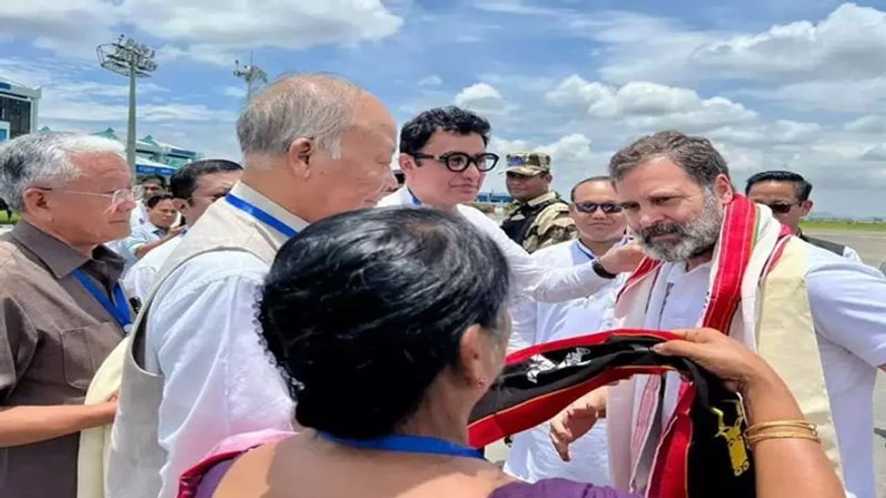 രാഹുല്ഗാന്ധി ചുരാചന്ദ്പ്പൂരിലെത്തി, ക്യാമ്പുകളിൽ സന്ദർശനം; മൊയ്റാങിലേക്ക് പോകാൻ അനുമതിയില്ല രാഹുല്ഗാന്ധി ചുരാചന്ദ്പ്പൂരിലെത്തി, ക്യാമ്പുകളിൽ സന്ദർശനം; മൊയ്റാങിലേക്ക് പോകാൻ അനുമതിയില്ല