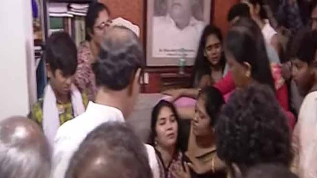 సాయిచంద్ భౌతిక కాయానికి నివాళులు: కుటుంబ సభ్యులకు కేసీఆర్ ఓదార్పు సాయిచంద్ భౌతిక కాయానికి నివాళులు: కుటుంబ సభ్యులకు కేసీఆర్ ఓదార్పు