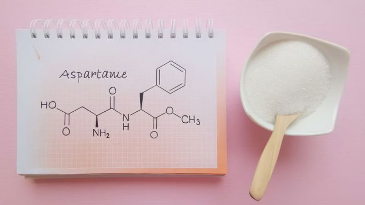 മധുരം ഒഴിവാക്കാൻ ഉപയോഗിക്കുന്ന കെമിക്കൽ സ്വീറ്റ്നെർ 'അസ്പാട്ടം' കാന്സറിന് കാരണമാകുന്നതായി റിപ്പോർട്ട് മധുരം ഒഴിവാക്കാൻ ഉപയോഗിക്കുന്ന കെമിക്കൽ സ്വീറ്റ്നെർ 'അസ്പാട്ടം' കാന്സറിന് കാരണമാകുന്നതായി റിപ്പോർട്ട്