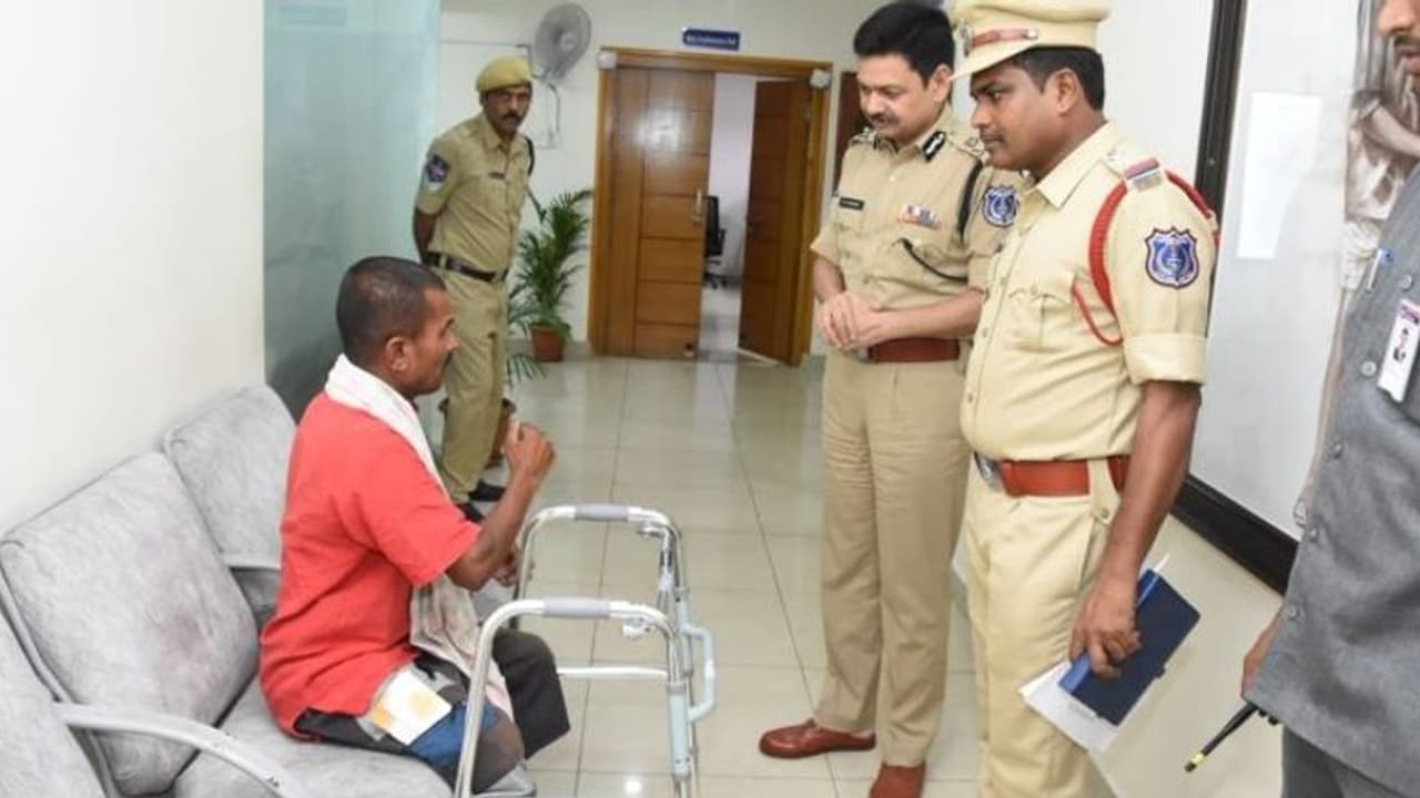 మంచానపడ్డ భర్తను వదిలేసిన భార్య... గొప్పమనసు చాటిన రాచకొండ సిపి చౌహాన్ మంచానపడ్డ భర్తను వదిలేసిన భార్య... గొప్పమనసు చాటిన రాచకొండ సిపి చౌహాన్