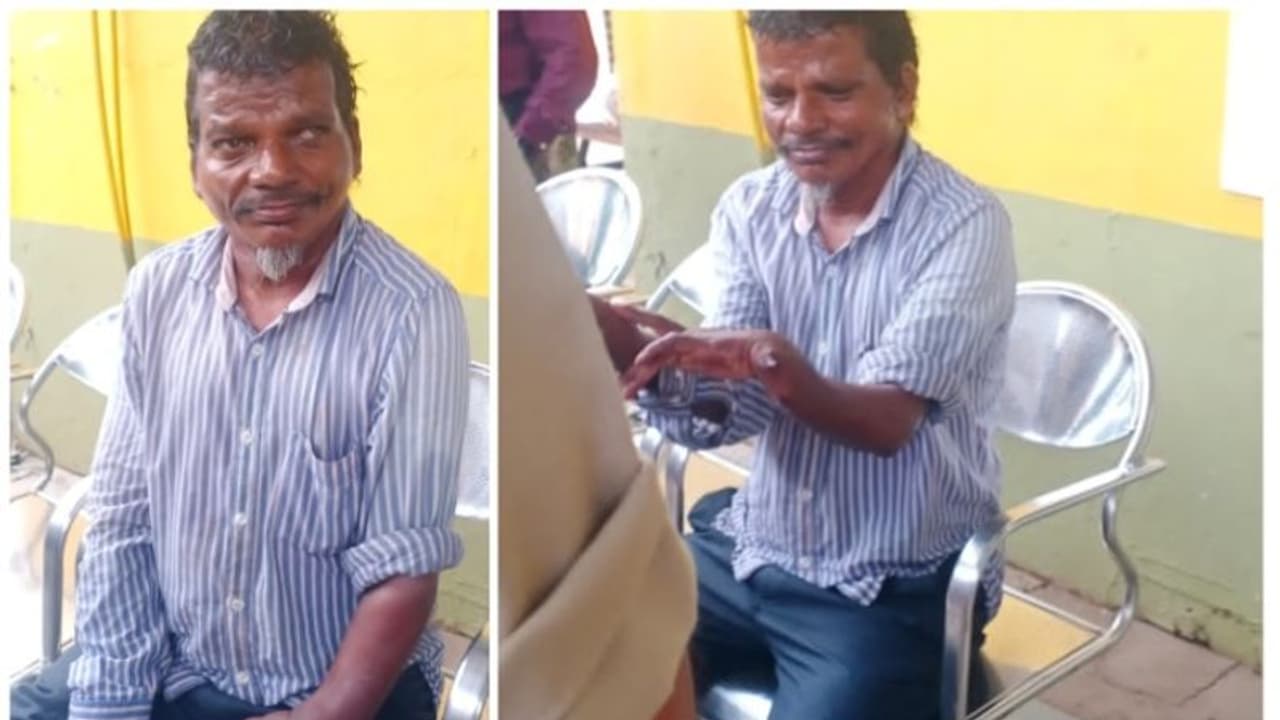 ശബരി എക്സ്പ്രസിന്റെ ശൗചാലയം പൂട്ടി യാത്രക്കാരൻ അകത്തിരുന്നു, ഒടുവിൽ പൂട്ട് പൊളിച്ച് പുറത്തിറക്കി 