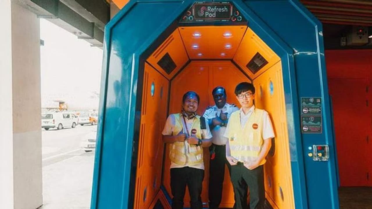 Refresh Pod | சிங்கப்பூர் விமானநிலையத்தில் கொளுத்தும் வெயில்! ஊழியர்கள் இளைப்பாற புது வசதி!