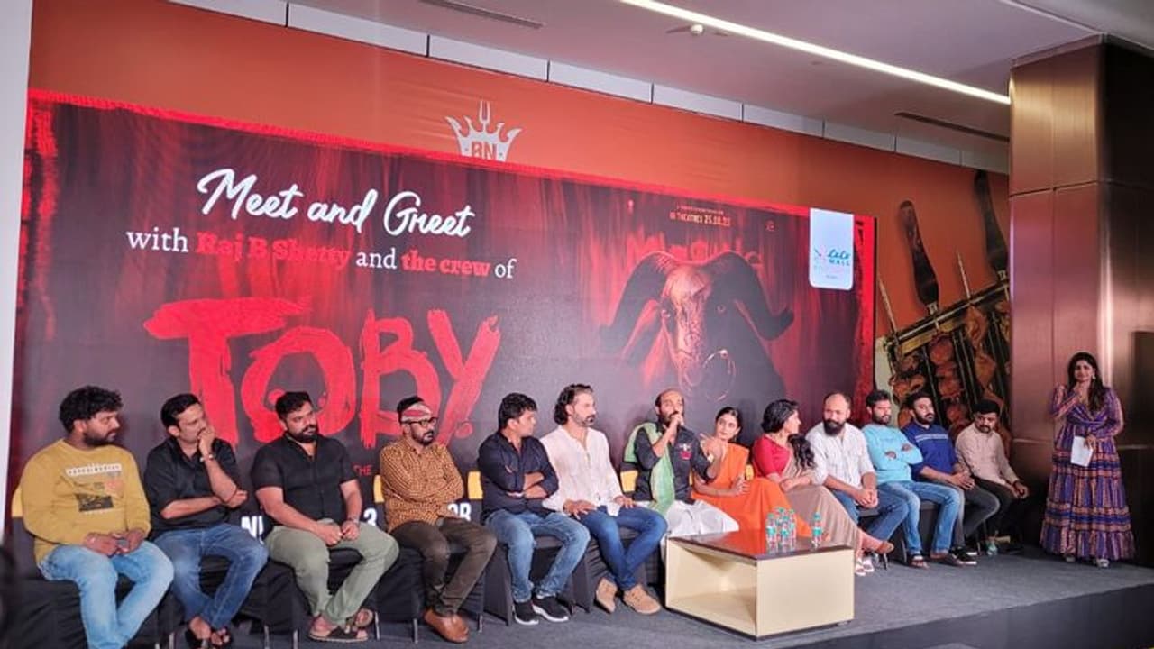 ಸಾಮಾಜಿಕ ಜಾಲತಾಣದಲ್ಲಿ 'ಟೋಬಿ'ಯ ರಕ್ತ ಸಿಕ್ತ ಅವತಾರ ಫುಲ್ ವೈರಲ್: ಪಾತ್ರದ ಬಗ್ಗೆ ರಾಜ್.ಬಿ.ಶೆಟ್ಟಿ ಹೇಳಿದ್ದೇನು? ಸಾಮಾಜಿಕ ಜಾಲತಾಣದಲ್ಲಿ 'ಟೋಬಿ'ಯ ರಕ್ತ ಸಿಕ್ತ ಅವತಾರ ಫುಲ್ ವೈರಲ್: ಪಾತ್ರದ ಬಗ್ಗೆ ರಾಜ್.ಬಿ.ಶೆಟ್ಟಿ ಹೇಳಿದ್ದೇನು?